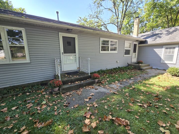 Property Photo: 901 E Krage Drive IL 60101