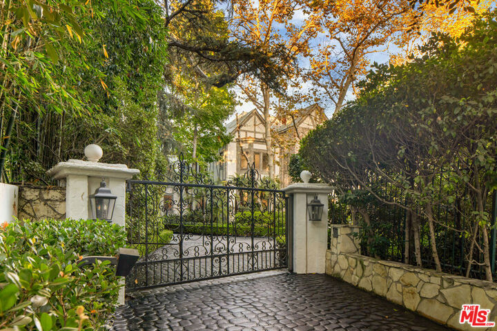 Property Photo:  1006 N Rexford Drive  CA 90210 