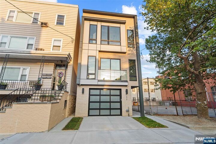 Property Photo:  32 Hancock Avenue 2  NJ 07307