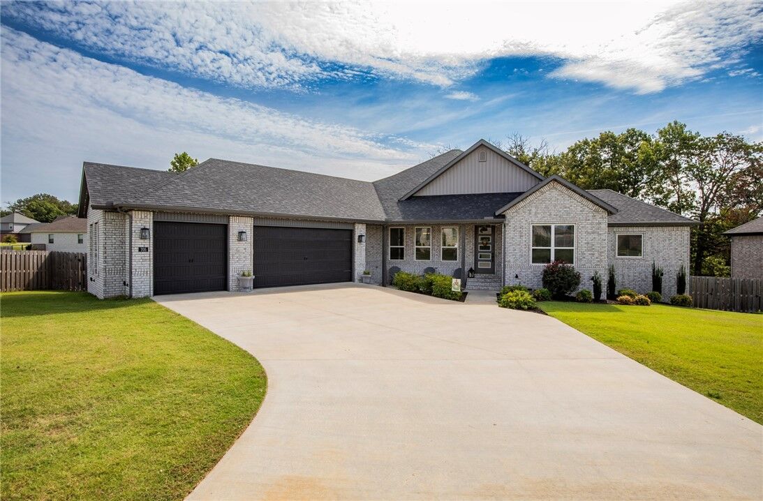 Property Photo: 705 Oriole Drive AR 72762