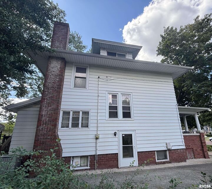 Property Photo: 1233 N Kellogg Street IL 61401