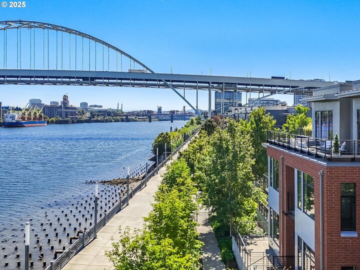 Property Photo:  1714 NW Riverscape St  OR 97209 