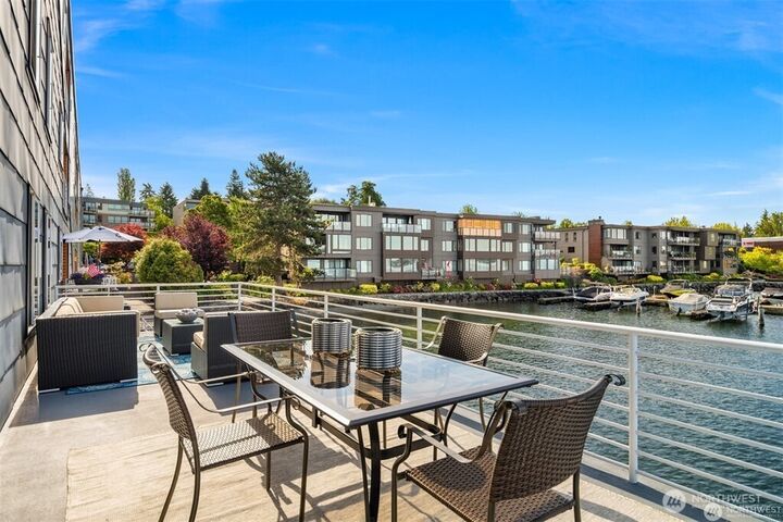 Property Photo:  733  Lake Street S 111  WA 98033 