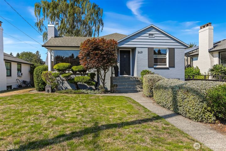 2617  32nd Avenue W  Seattle WA 98199 photo