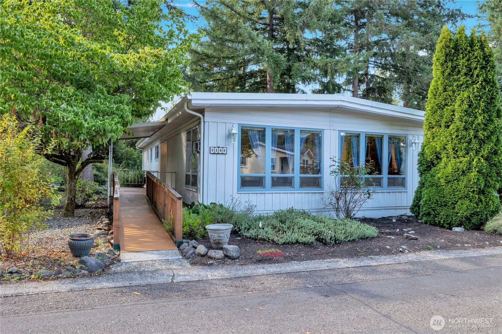 Property Photo: 18425 NE 95th Street 110 WA 98052