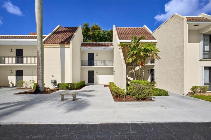 Property Photo: 1731 Presidential Way C-203 FL 33401