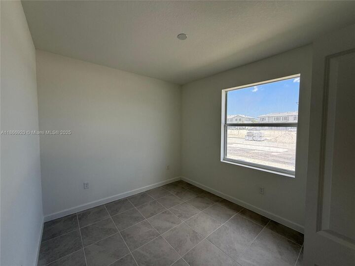 Property Photo: 184 SE 10th Ct 184 FL 33034