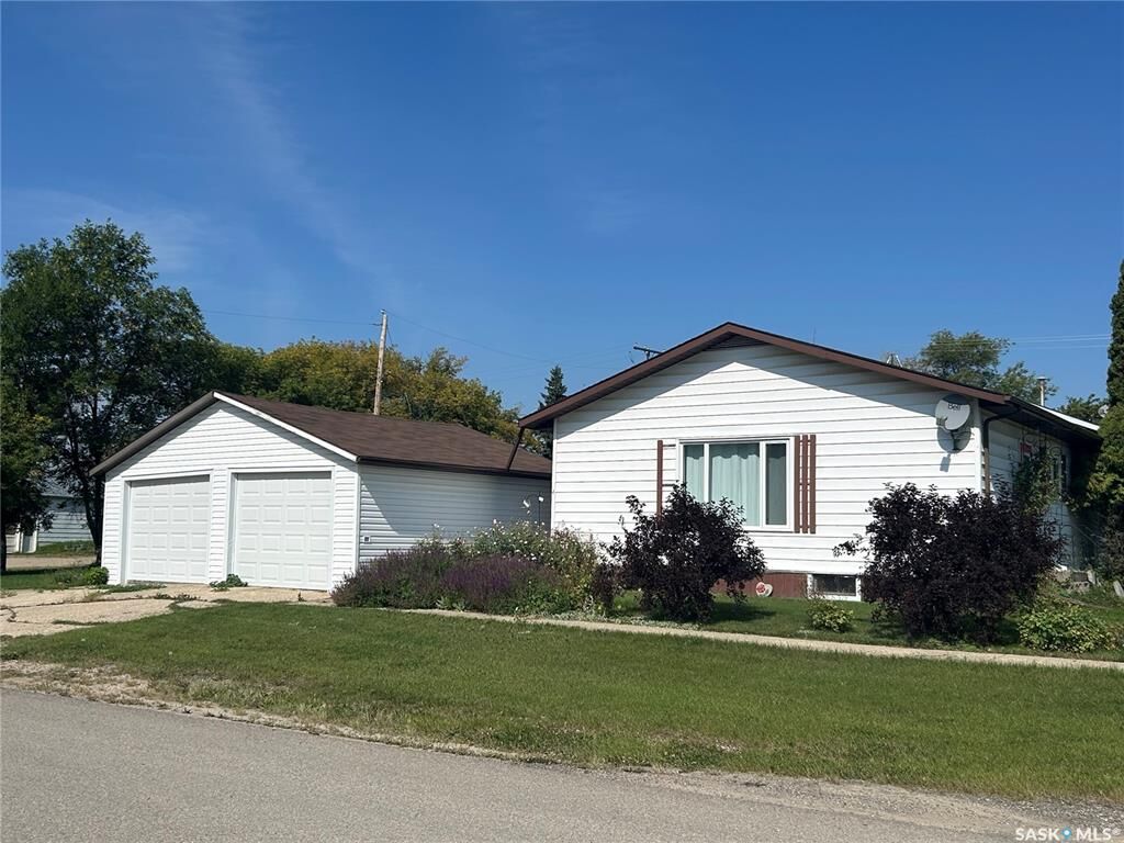 Property Photo: 107 Railway Avenue S SK S0K 2X0