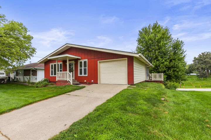 Property Photo: 822 Scenic Circle IA 51560