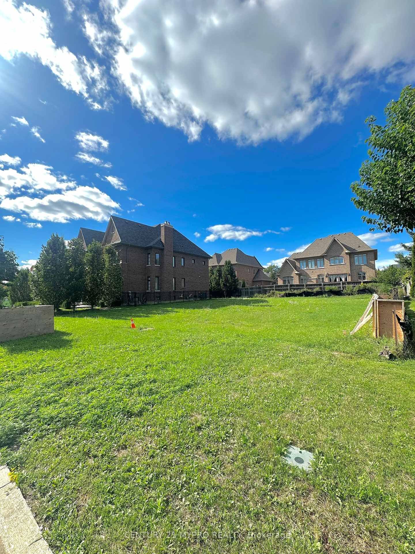 Property Photo:  40 Appian Way  ON L4L 8Y4 