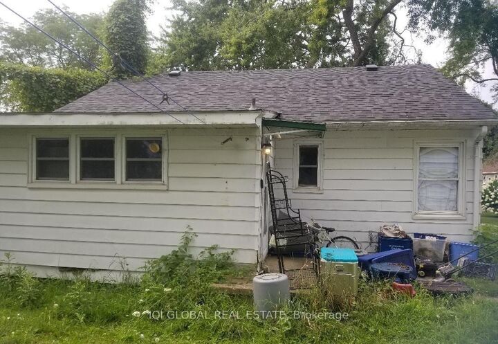 Property Photo:  5 Montgomery Crescent  ON N8A 1P3 