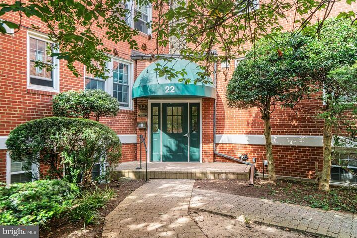 Property Photo: 22 S Old Glebe Road S 304 VA 22204