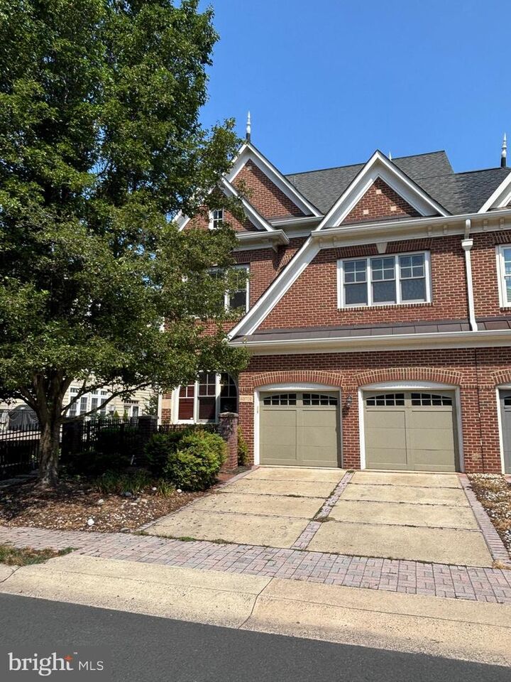 Property Photo:  43702 Burning Sands Terrace  VA 20176 