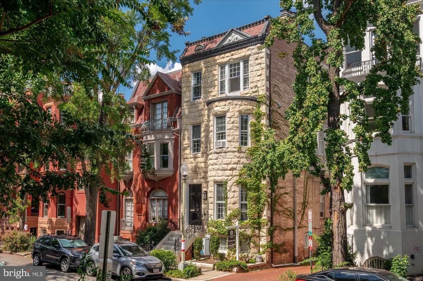 Property Photo: 2025 Hillyer Place NW 4 DC 20009