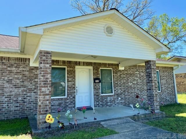 Property Photo:  500 E Ingram Street  AR 71701 