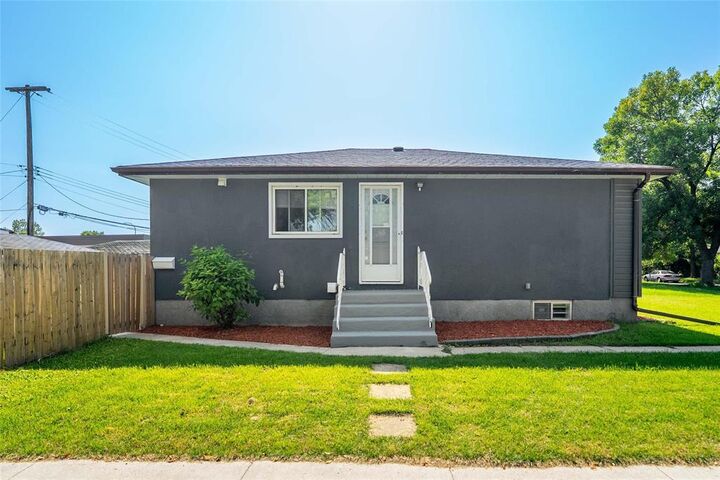 1202 McCalman Avenue  Winnipeg MB R2L 1H9 photo