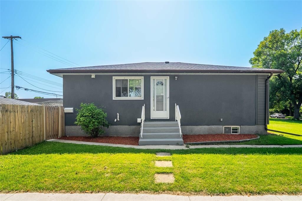 Property Photo: 1202 McCalman Avenue MB R2L 1H9