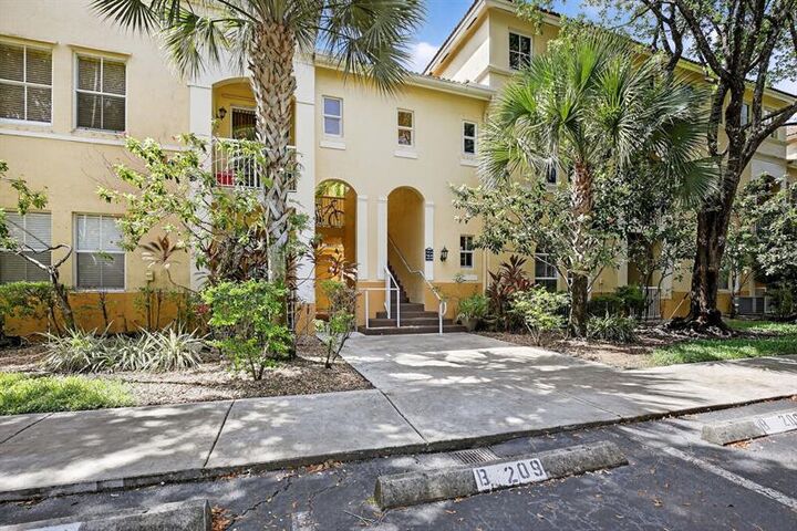 Property Photo:  110 Jacaranda Country Club Dr 104  FL 33324 