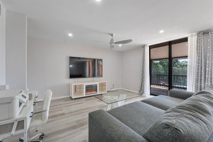 Property Photo: 400 Commodore Dr 316 FL 33325