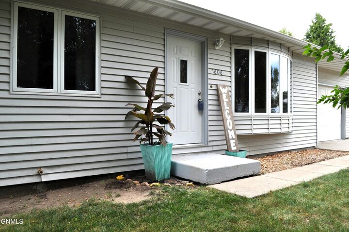 Property Photo:  1606 Haroldson Lane  ND 58558 