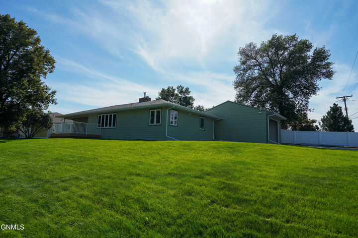 Property Photo: 809 2nd Avenue NW ND 58554