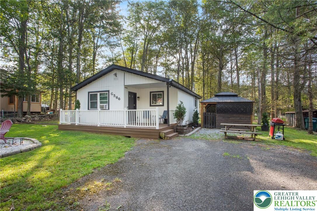 Property Photo: 7483 Cottage Lane PA 18466