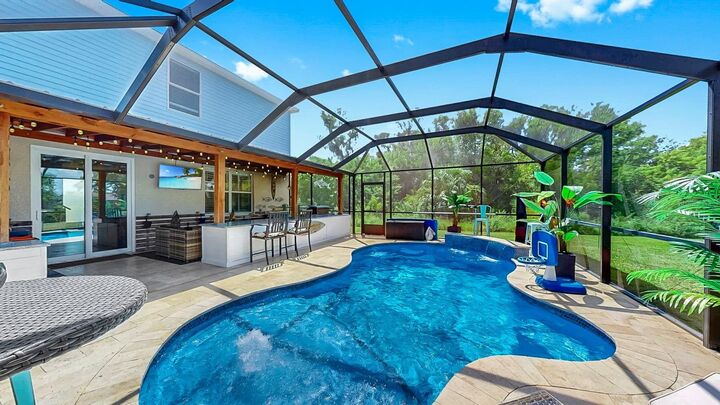 Property Photo: 112 Slipper Key Road FL 33572