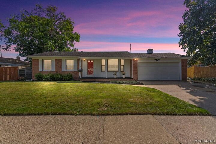 1610 Ravenswood Drive  Lansing MI 48917 1726 photo