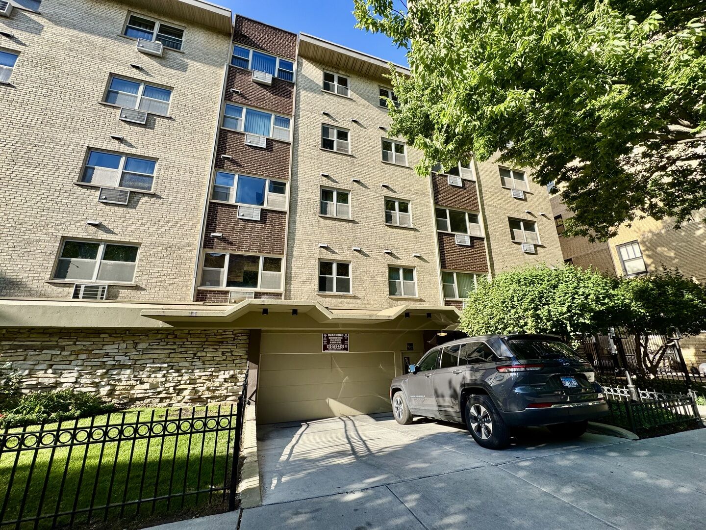 Property Photo:  420 W Aldine Avenue 406  IL 60657 