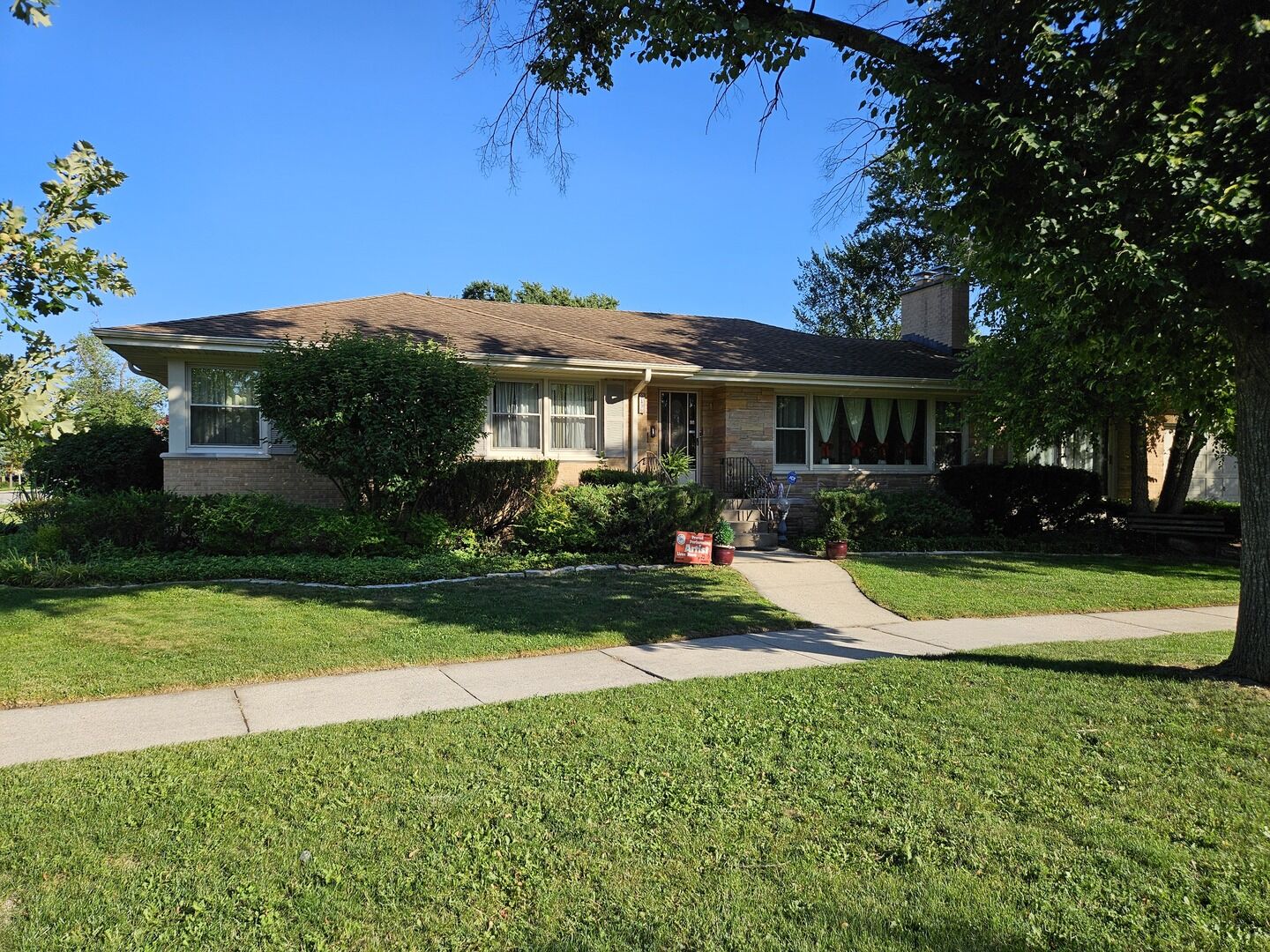 Property Photo: 919 S Chester Avenue IL 60068