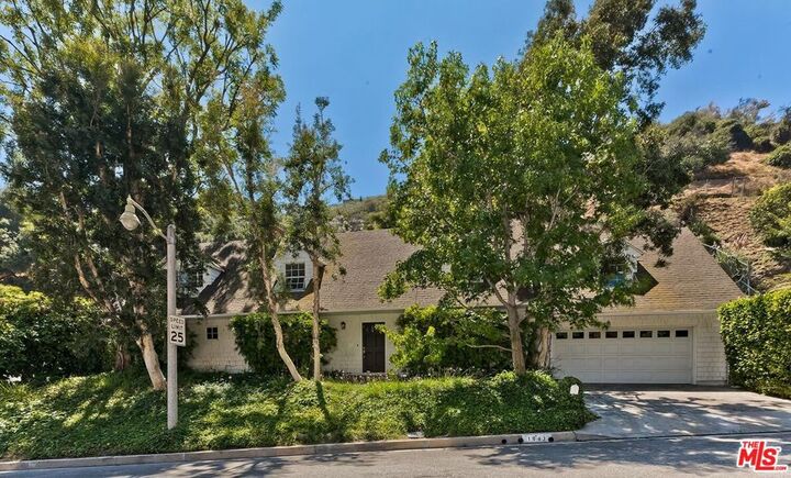 Property Photo:  1041 Chantilly Road  CA 90077 
