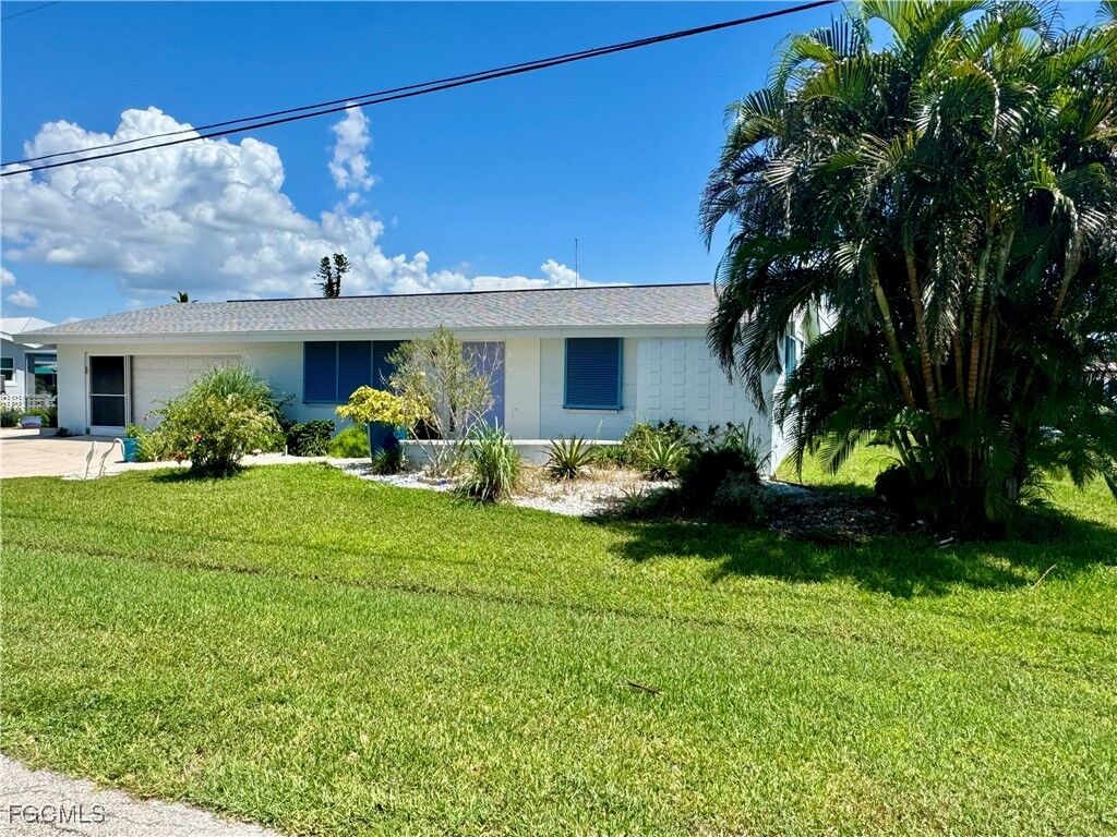 Property Photo: 2703 Clyde Street FL 33993