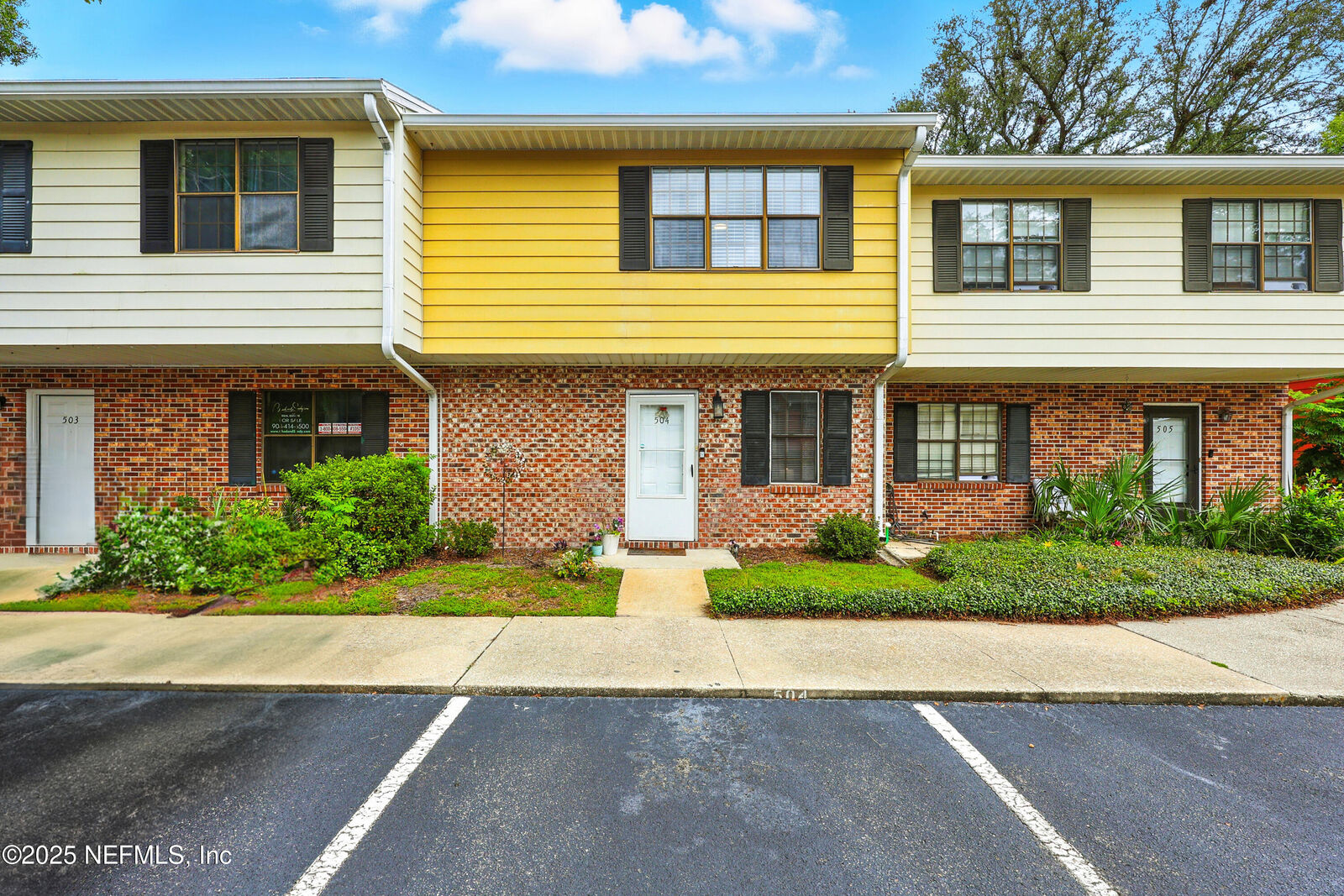 Property Photo: 504 Kettering Way FL 32073