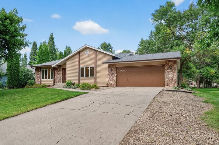 Property Photo: 1707 Jackson Court MN 55057