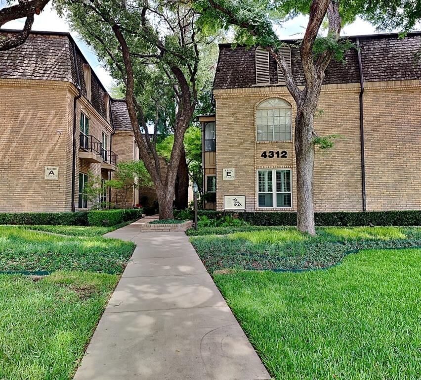 Property Photo: 4312 Bellaire Drive S 211 TX 76109