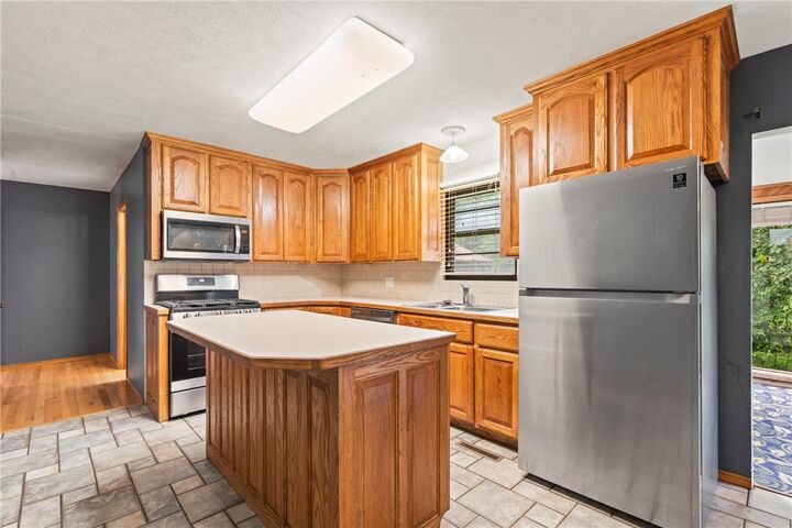 Property Photo:  3210 S Lincoln Street  AR 72761 