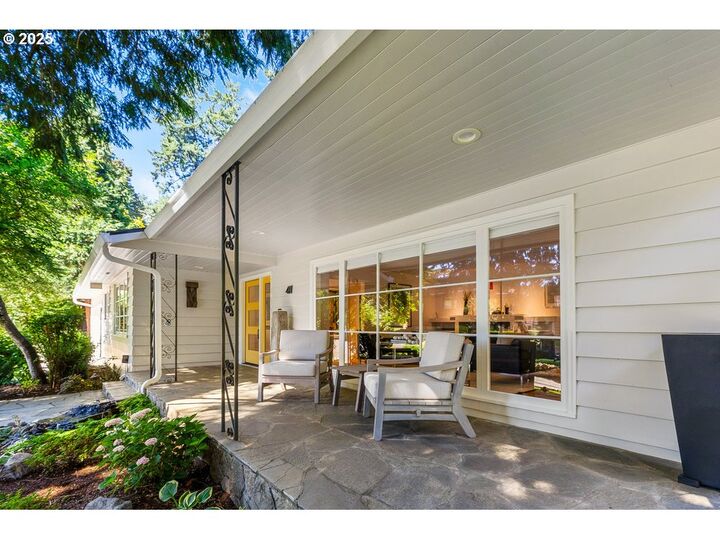 Property Photo: 411 Ridgeway Rd OR 97034