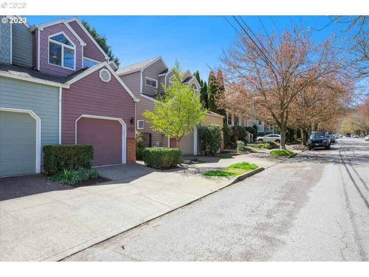 Property Photo:  2438 NW Thurman St  OR 97210 