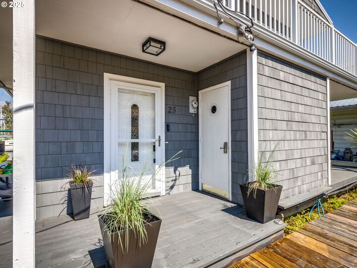 Property Photo: 173 NE Bridgeton Rd 25 OR 97211