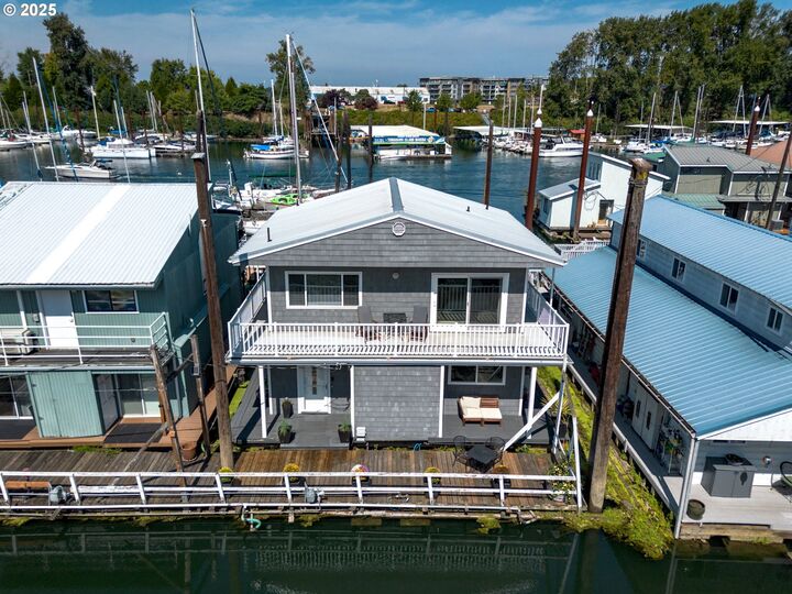 Property Photo: 173 NE Bridgeton Rd 25 OR 97211