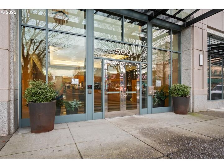Property Photo: 500 Broadway St 502 WA 98660