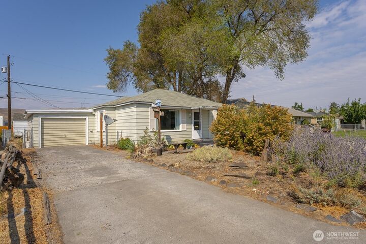 Property Photo:  147  E Street SE  WA 98823 
