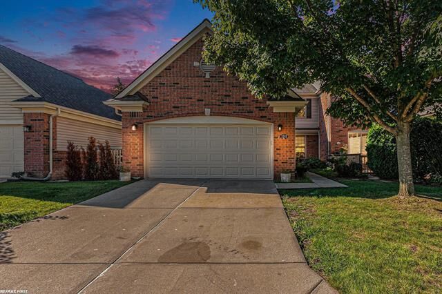 Property Photo:  3715 Knightbridge Cir Circle  MI 48314 