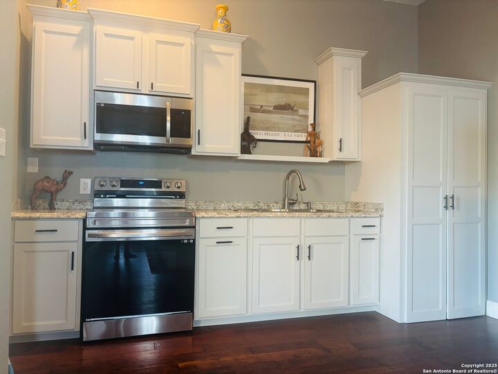 Property Photo:  609 W Agarita  TX 78212 