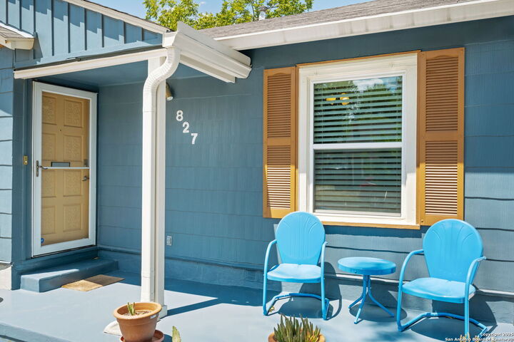 Property Photo: 827 W Lynwood Ave TX 78212