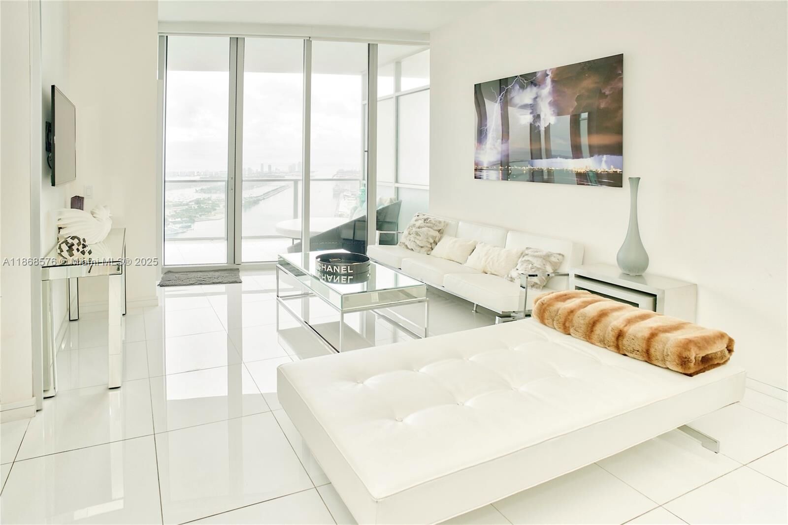 Property Photo: 1100 Biscayne Blvd 5202 FL 33132