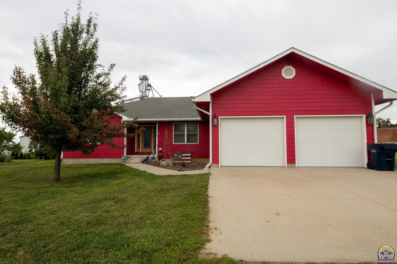 Property Photo:  113 Osage St  KS 66868 