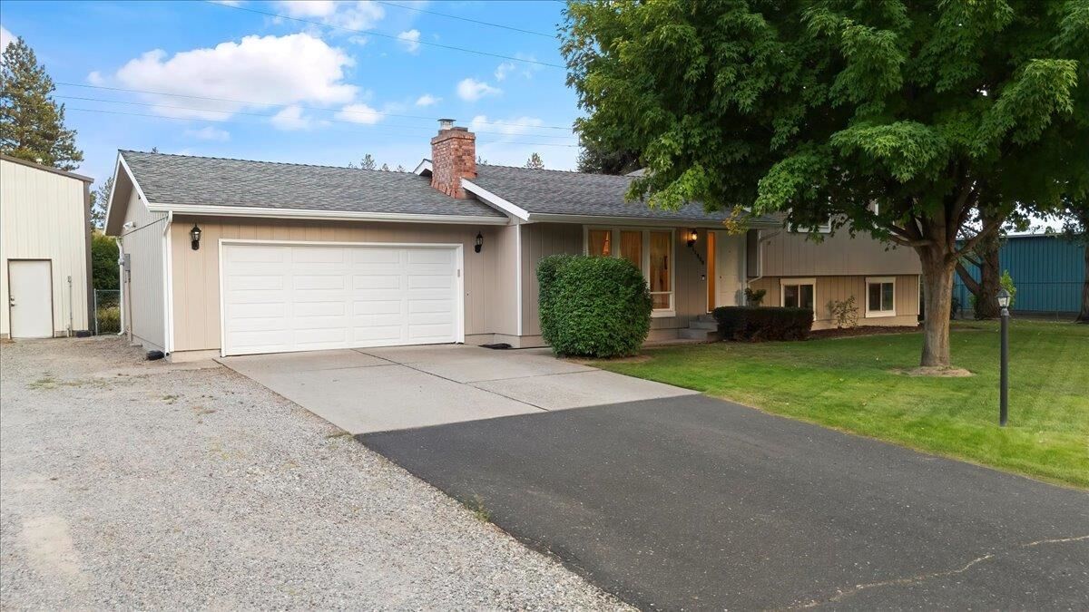 Property Photo: 11808 N Camelia Dr WA 99021
