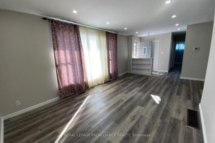 Property Photo: 44 North Park Gardens A ON K8P 2M3