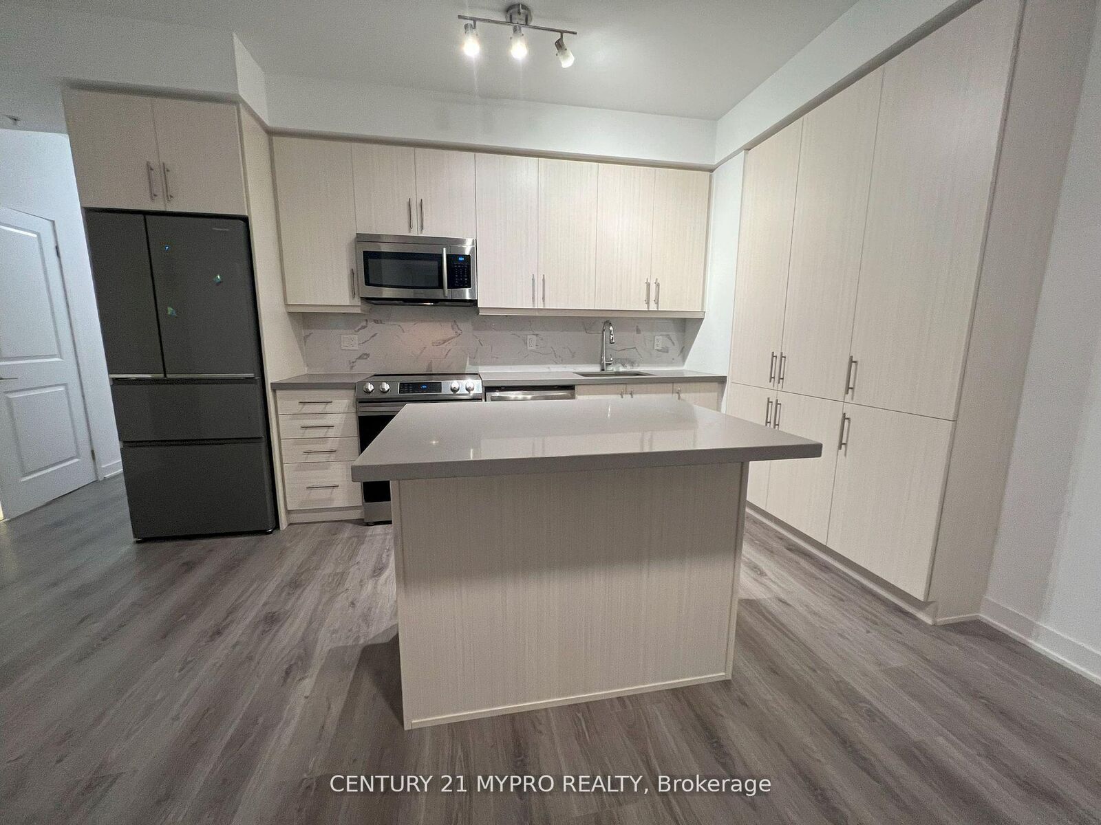 Property Photo:  75 Oneida Crescent 401  ON L4B 0G9